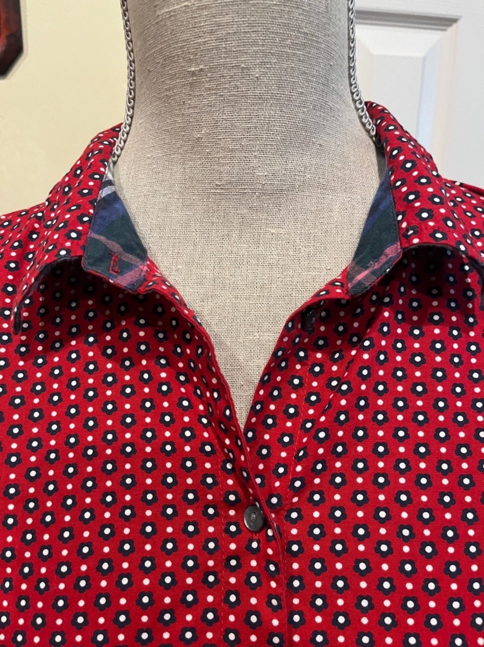 Tommy Hilfiger Women’s Red Floral-Print Stretch Button-Down Shirt - Picture 3 of 7